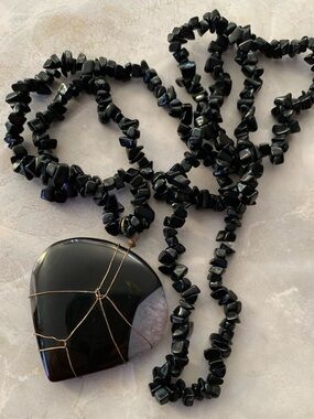 Dragon Vein Agate Black Heart Pendant Onyx Chip Necklace